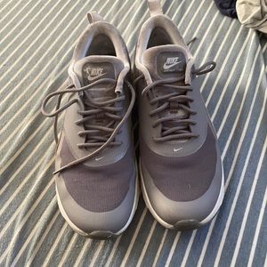 Grey Nike AirMax theas